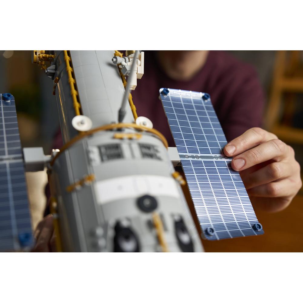 Lego Icons 11382 Hubble Space Telescope